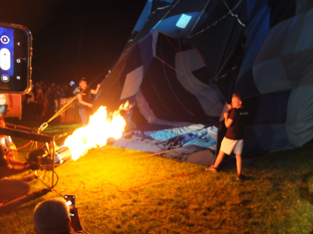 W dzień latały, nocą ziały ogniem. Nocny pokaz balonów w Nałęczowie 