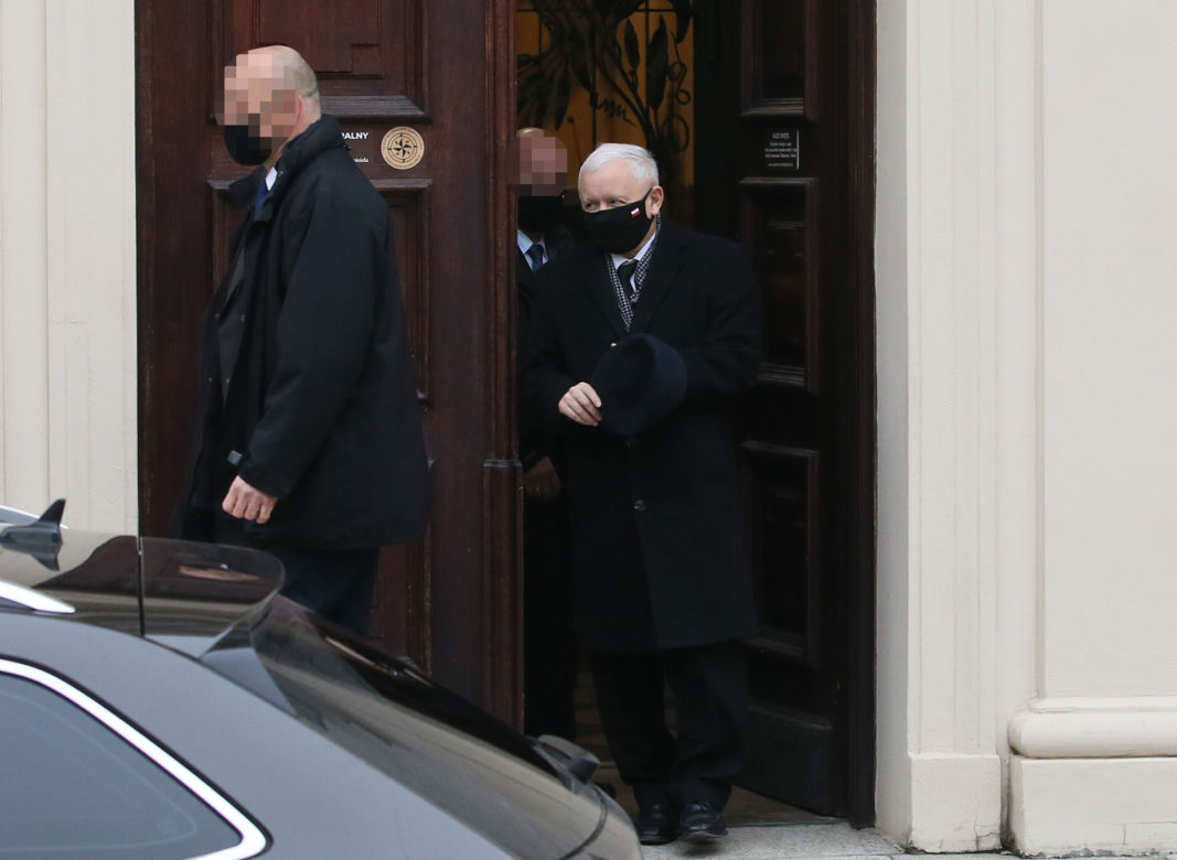 Jarosław Kaczyński jak co niedziela pojechał na mszę do kościoła św. Benona
