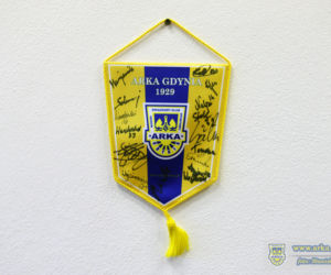 Arka Gdynia proporczyk klubowy z autografami piłkarzy.