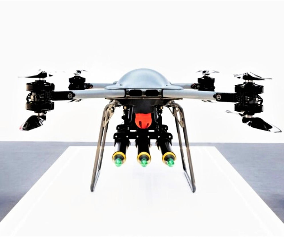 Dron T-150 uzbrojony w trzy rakiety APKWS z zielonymi czujnikami. O nowej broni przeczytasz na SE Portal Obronny.
