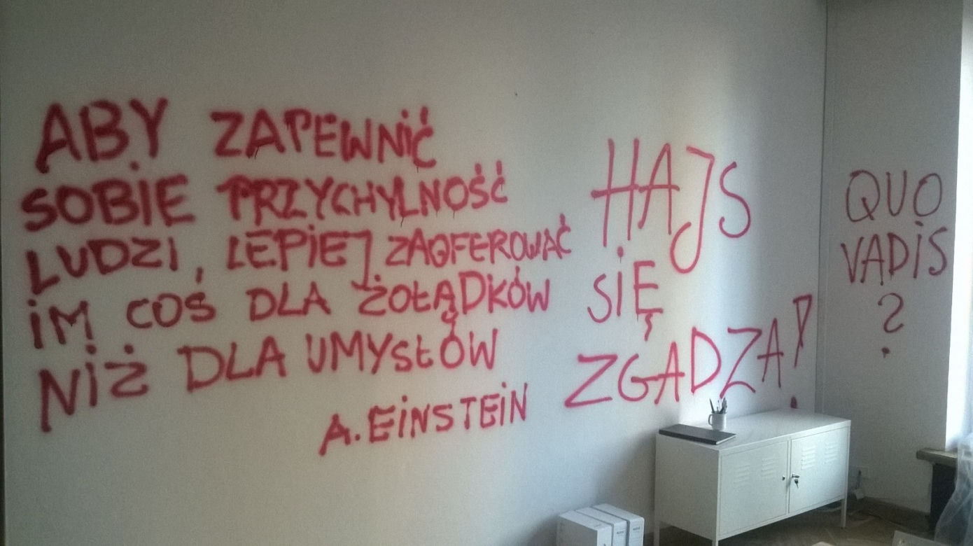 1PUBL_POMAZANE ŚCIANY W TEATRZE STUDIO