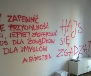 1PUBL_POMAZANE ŚCIANY W TEATRZE STUDIO