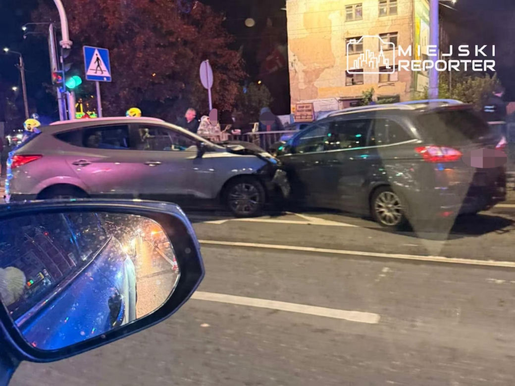 Wjechał pod prąd i uderzył trzy auta. Kierowca trafił do szpitala