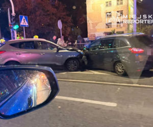 Wjechał pod prąd i uderzył trzy auta. Kierowca trafił do szpitala