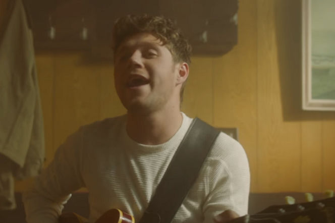 Niall Horan samotny w teledysku To Much To Ask! [VIDEO]