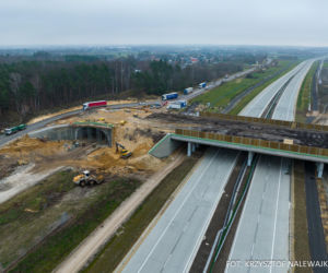 Na autostradzie A2 na wschód od Warszawy prace idą pełną parą, zarówno w dzień, jak i po zmroku