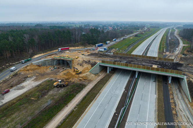 Na autostradzie A2 na wschód od Warszawy prace idą pełną parą, zarówno w dzień, jak i po zmroku