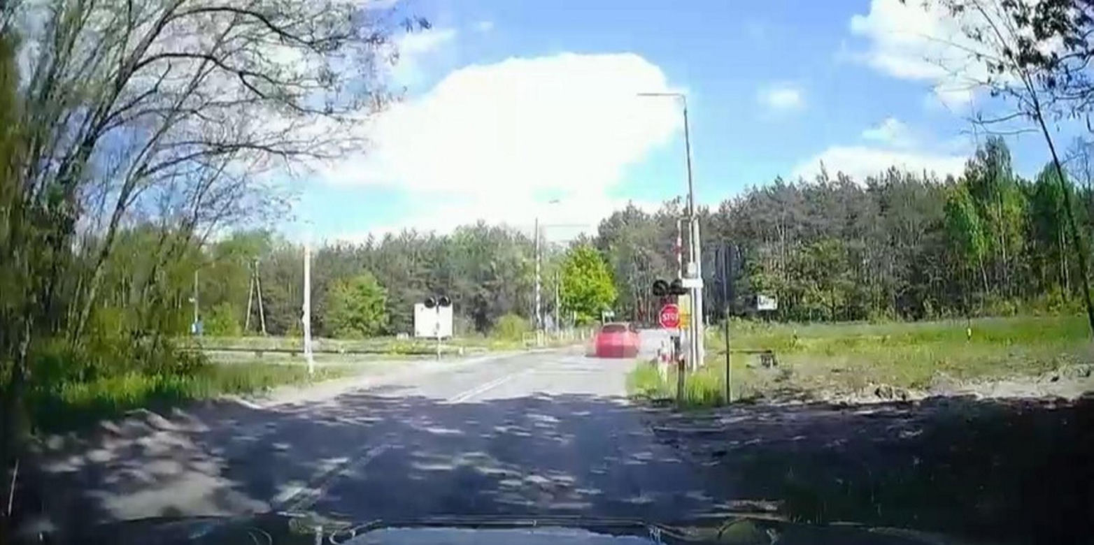 Policjanci ujawnili dramatyczne nagranie. Zderzenie trzech aut na przejeździe kolejowym