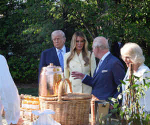 Król Karol i królowa Kamila u Trumpów. Melania dała im herbatę, a potem pokazała pasiekę w kształcie Białego Domu