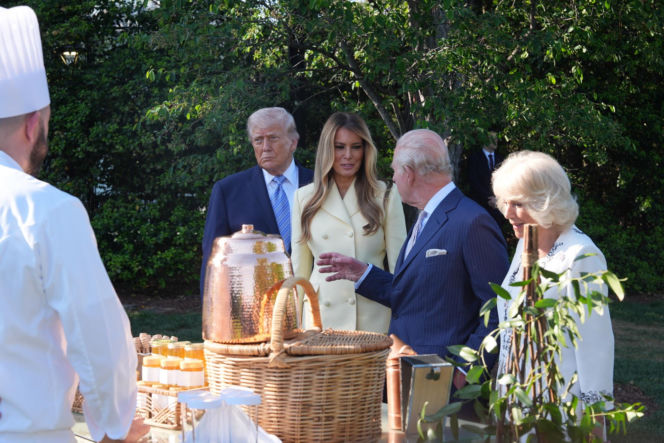 Król Karol i królowa Kamila u Trumpów. Melania dała im herbatę, a potem pokazała pasiekę w kształcie Białego Domu