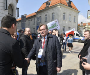 Niezależny prezydent II RP. Tajemnicza manifestacja na Krakowskim Przedmieściu [ZDJĘCIA] 