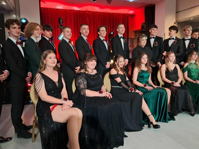 Tak bawili się maturzyści na studniówce skarżyskiego "Erbla". Kreacje jak z czerwonego dywanu