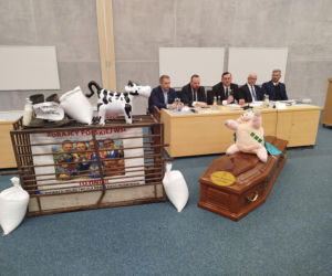 Protestujący rolnicy na spotkaniu w UwS z ministrem Krajewskim 