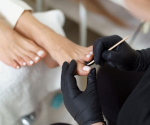 Modny pedicure 2026. Styl Soap Nails zdominował salony kosmetyczne