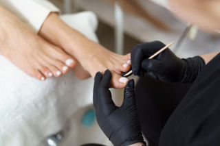 Pędź do salonu kosmetycznego i poproś o pedicure Soap Nails. Wyjdziesz z niego zadowolona jak nigdy wcześniej. Modny pedicure 2026