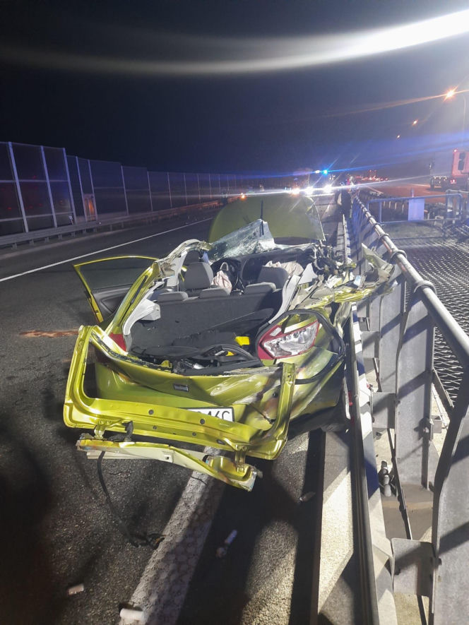 Osobówka uderzyła w ciężarówkę na autostradzie A4 koło Tarnowa