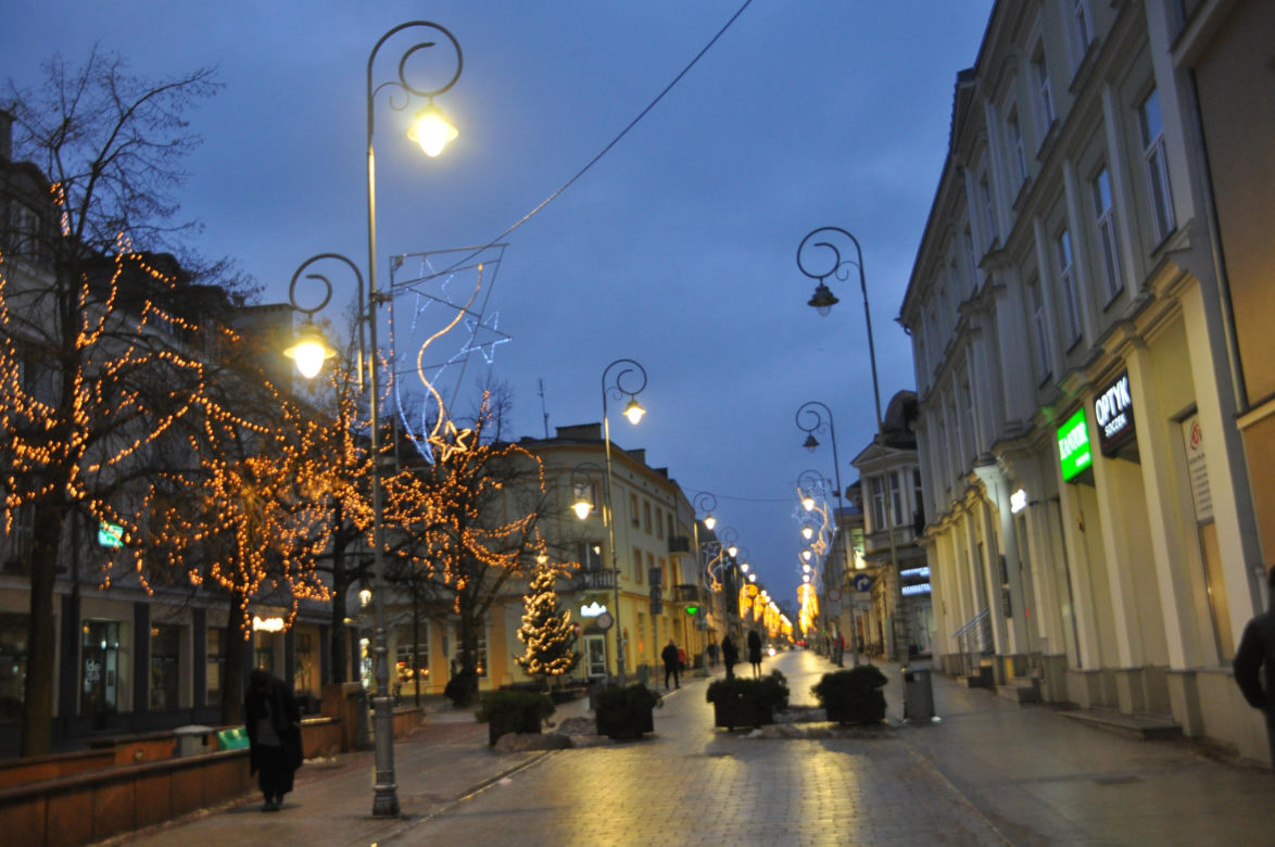 Świąteczne iluminacje na deptaku i Placu Artystów w Kielcach