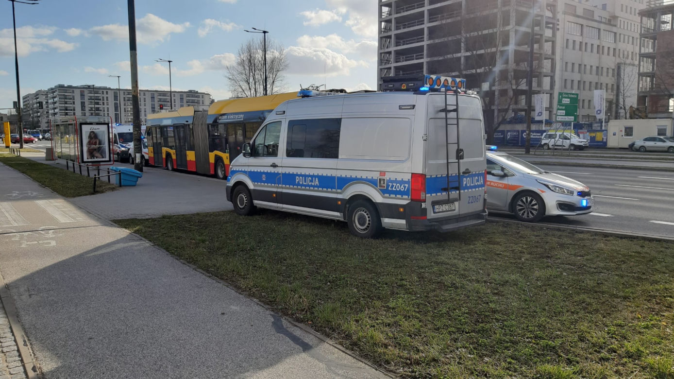 Czteromiesięczne dziecko wypadło z wózka podczas hamowania. Dramat w miejskim autobusie