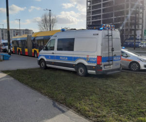 Czteromiesięczne dziecko wypadło z wózka podczas hamowania. Dramat w miejskim autobusie