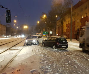 Tragiczne warunki na drogach województwach śląskiego. Doszło już do kilkunastu kolizji, ciężarowki nie są w stanie podjechać pod górę [ZDJĘCIA]