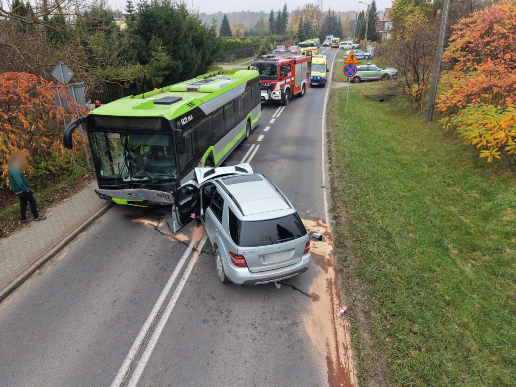 Zderzenie mercedesa z autobusem w Olsztynie. Sześć osób trafiło do szpitala