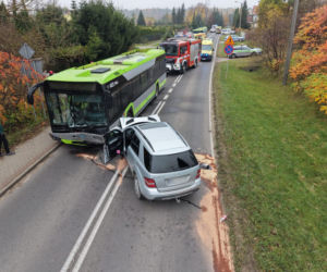 Zderzenie mercedesa z autobusem w Olsztynie. Sześć osób trafiło do szpitala