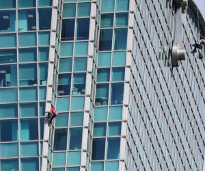 Alex Honnold wspiął się na wieżowiec Taipei 101