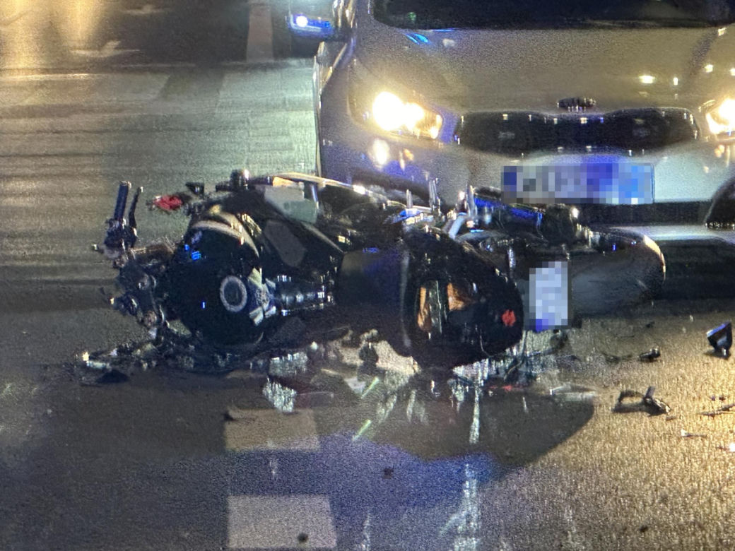Zderzenie motocykla z radiowozem policji