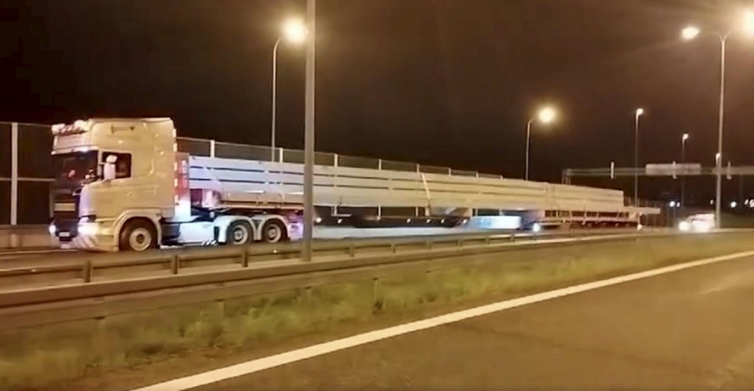 Ogromny tir na A4! Ważył 52 tony i miał ponad 40 metrów, dlatego musiał jechać tyłem