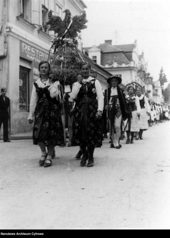 Uśmiechnięci Polacy, stroje ludowe, tańce i huczne pożegnanie lata. Tak obchodzono dożynki kilkadziesiąt lat temu