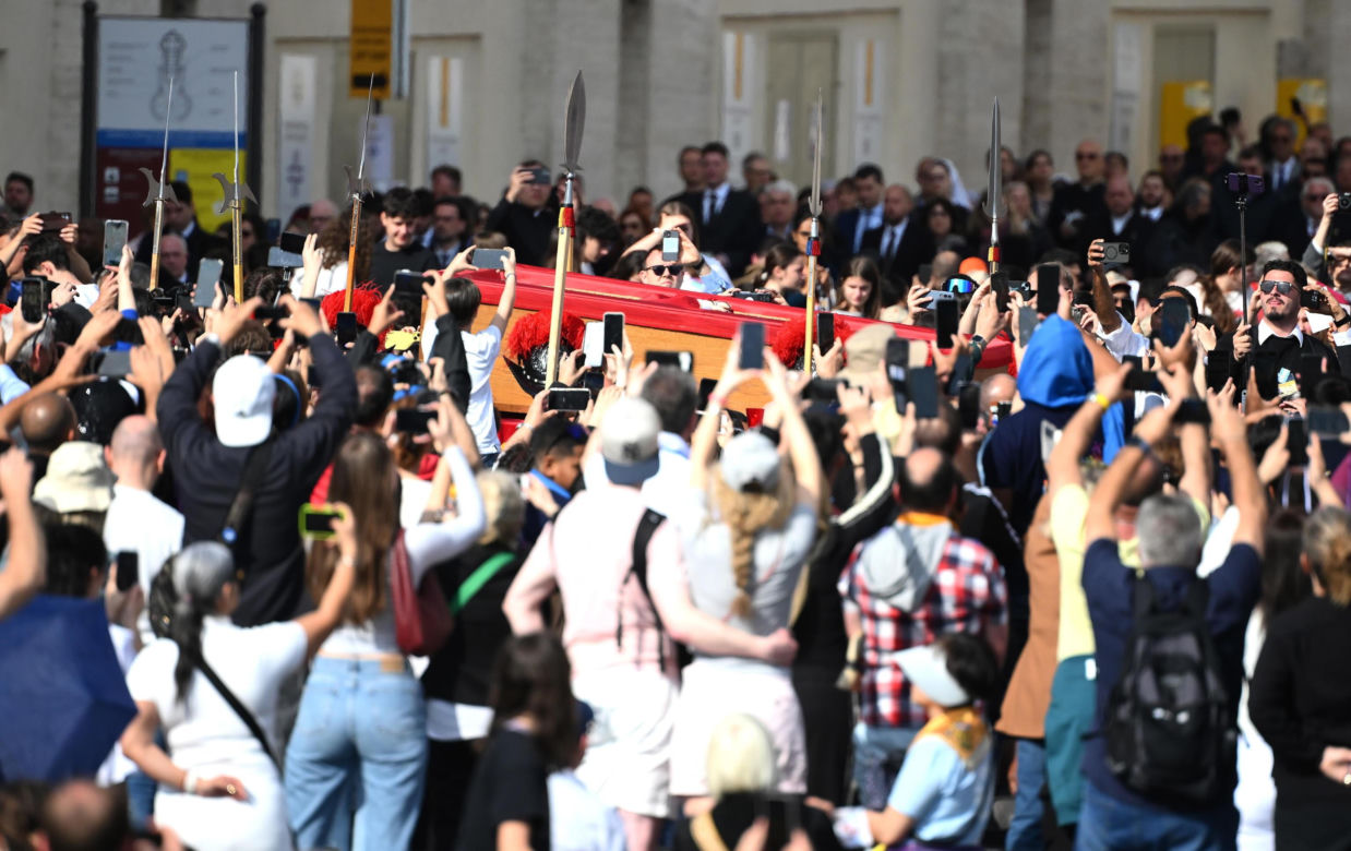 Trumna z ciałem papieża Franciszka przeniesiona w procesji do bazyliki Św. Piotra