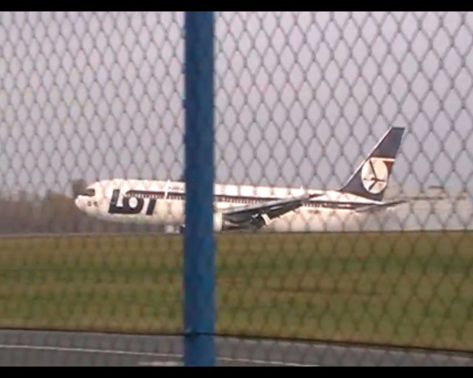 Awaryjne lądowanie Boeinga 767 na Okęciu - NOWE ZDJĘCIA