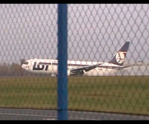 Awaryjne lądowanie Boeinga 767 na Okęciu - NOWE ZDJĘCIA