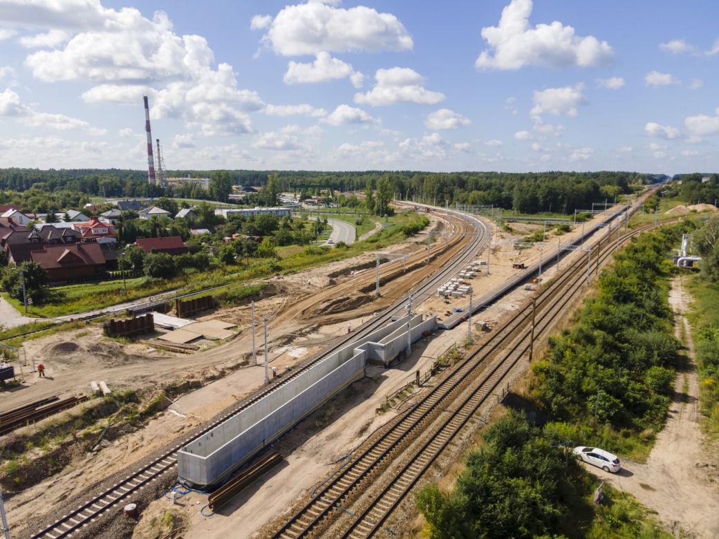 W Uhowie rozpoczął się montaż metalowej konstrukcji mostu. Docelowo mają powstać dwa [ZDJĘCIA]