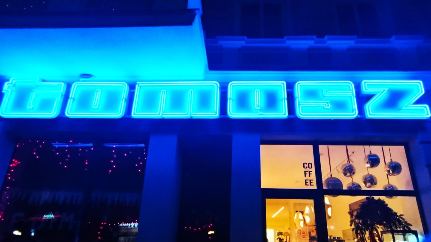 Neon "Tomasz" na ul. Rayskiego odzyskał dawny blask