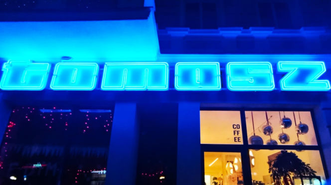 Neon "Tomasz" na ul. Rayskiego odzyskał dawny blask