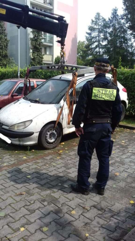 Straż Miejska w Częstochowie zajęła się usuwaniem wraków