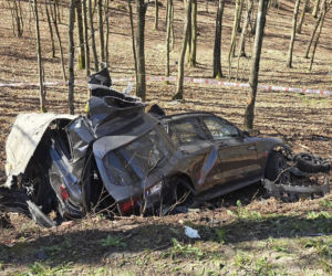 Koszmar na drodze wojewódzkiej 224. Auto wbiło się w drzewo, kierowca zginął na miejscu
