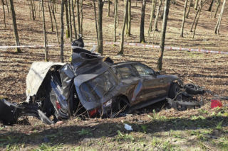 Tragedia na Pomorzu! Samochód roztrzaskał się o drzewo, kierowca nie miał szans
