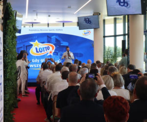 Ponad 7 mln zł dla lokalnych projektów. Na Służewcu wręczono czeki laureatom programu „Sportowo Kulturalnie Lokalnie”.
