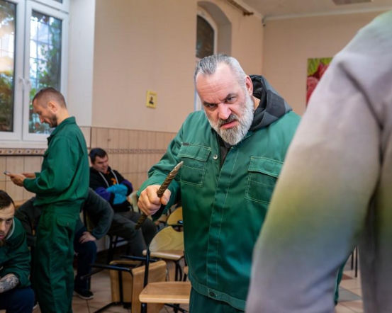 Pierwsza miłość, odcinek 4172. więźniowie w więzieniu Bartka (Rafał Kwietniewski)