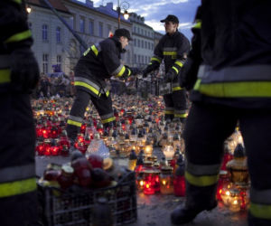 Sprzątanie zniczy pod Pałacem Prezydenckim 
