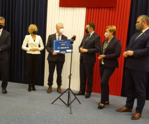 Przekazanie czeków potwierdzających dofinansowanie z Funduszu Dróg Samorządowych w subregionie tarnowskim