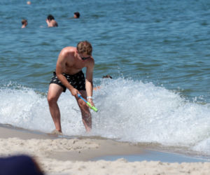 Ale mu Wesoło! Kuba Wesołowski z rodziną na plaży