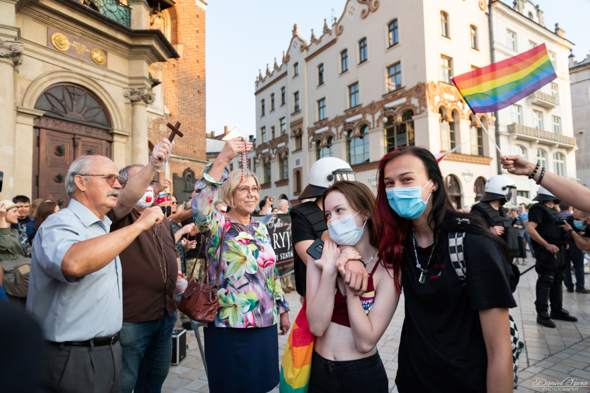 Małopolska kurator oświaty z różańcem na manifestacji środowisk LGBT