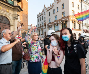 Małopolska kurator oświaty z różańcem na manifestacji środowisk LGBT