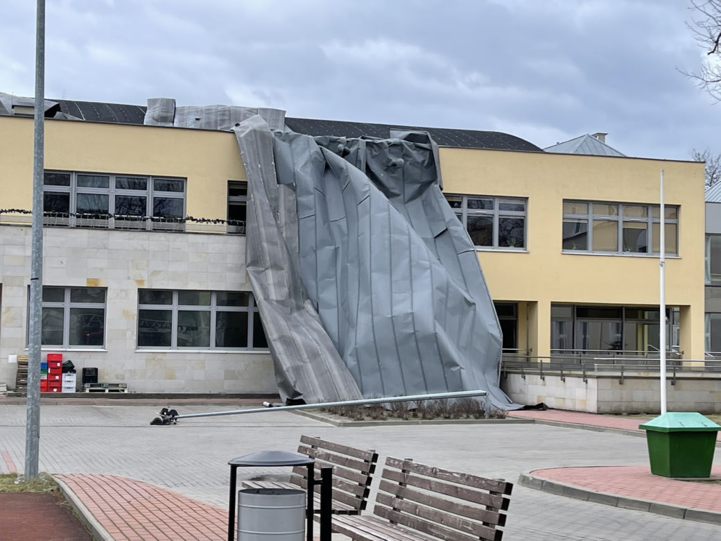 O krok od tragedii! Wiatr zerwał dach z budynku szkoły! [ZDJĘCIA]