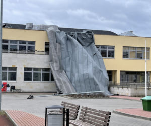 Wiatr zerwał dach z budynku szkoły. Trwa walka ze skutkami wichury