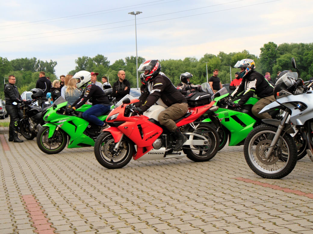 Przed Areną Lublin symbolicznie pożegnano dwójkę tragicznie zmarłych motocyklistów