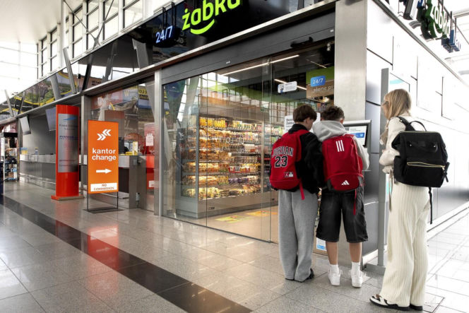 Żabka wkracza na lotnisko. Nowy sklep działa bez obsługi i całą dobę